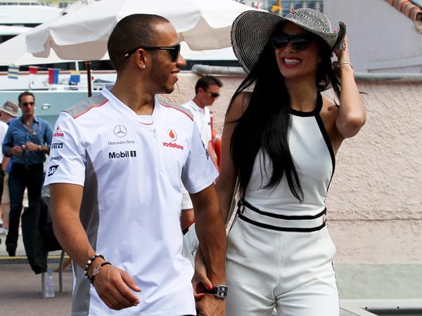 Lewis Hamilton und Freundin Nicole Scherzinger laufen Hand in Hand durchs Fahrerlage und haben sichtlich Spaß.