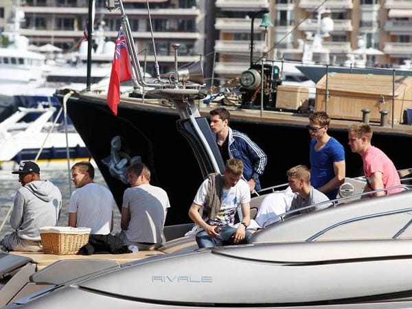 Wie es sich in Monaco gehört, kommen die Fußballer mit dem Boot.