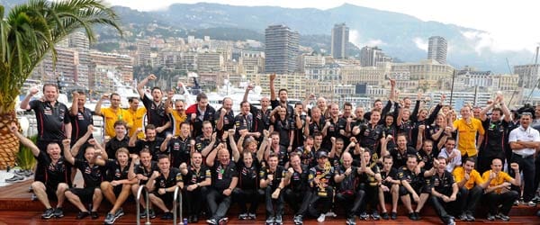 Ein Bild für die Ewigkeit: Das komplette Red-Bull-Team vor der Kulisse Monacos.