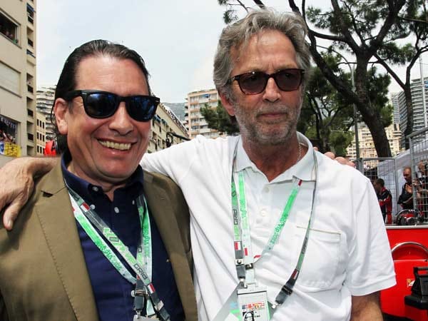 Die beiden Musiker Jools Holland (li.) und Eric Clapton stehen im Fahrerlager.
