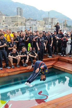 Mark Webber macht den Jubelsprung in einen Pool.