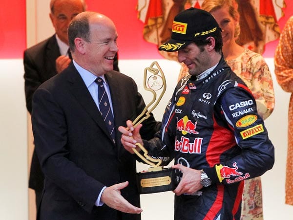 Mark Webber (re.) wird von Fürst Albert von Monaco beglückwünscht. Sein Vater Rainier benutzte in jedem Jahr bei jedem Sieger die gleichen Worte: "Ich freue mich, dass gerade sie gewonnen haben." Ob Albert diese Tradition fortführt?