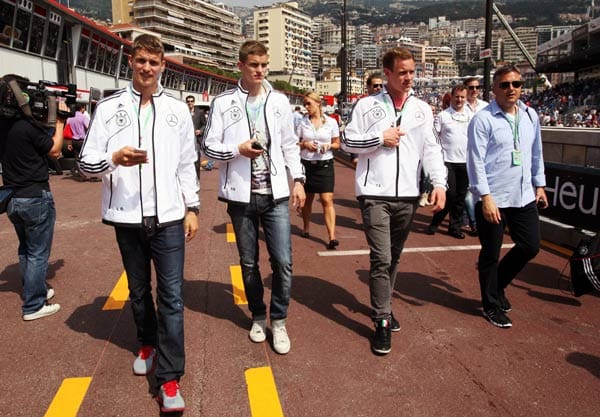 Beim Formel-1-Rennen in Monaco noch Teil des Teams, bald vielleicht aber schon zuhause auf der Couch: Die Wackelkandidaten Sven und Lars Bender sowie Marc-André ter Stegen genießen die Sonne von Monte Carlo.