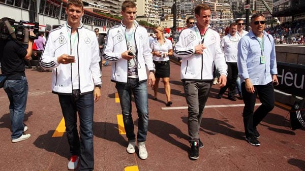Beim Formel-1-Rennen in Monaco noch Teil des Teams, bald vielleicht aber schon zuhause auf der Couch: Die Wackelkandidaten Sven und Lars Bender sowie Marc-André ter Stegen genießen die Sonne von Monte Carlo.
