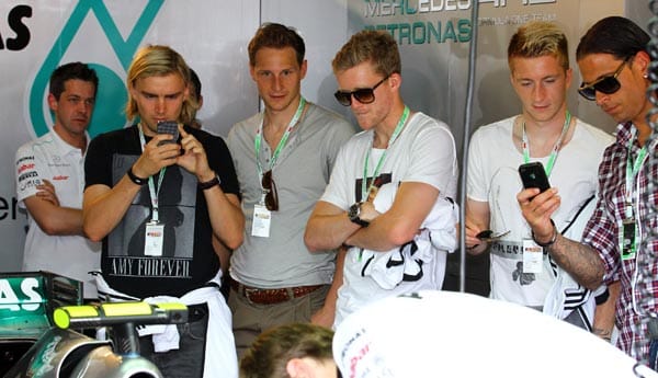Gespannte Blicke: Marcel Schmelzer, Benedikt Höwedes, Andre Schürrle, Marco Reus und Tim Wiese (v.li.) begutachten den Formel-1-Bolliden von Mercedes.