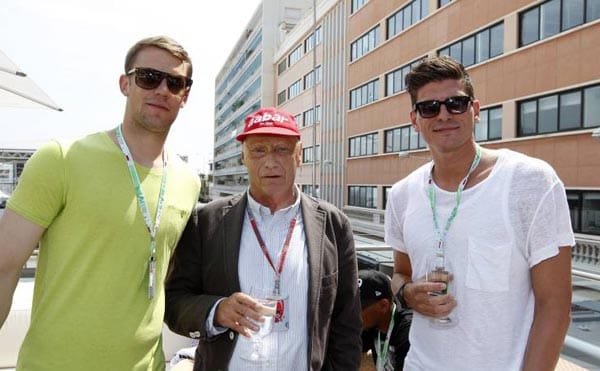 Die Bayern-Stars Manuel Neuer (li.) und Mario Gomez flankieren die Formel-1-Legende Niki Lauda.