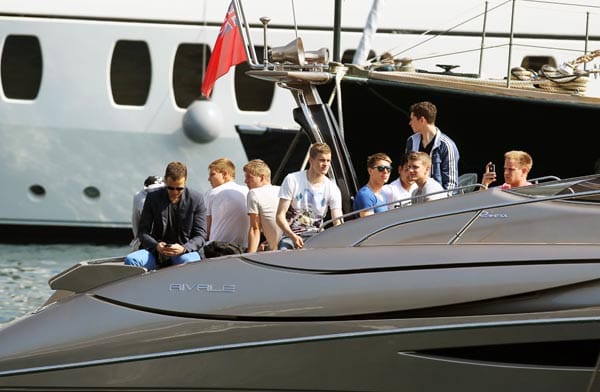 Entspannung Deluxe: Das DFB-Team atmet auf einer Yacht im Hafen kurz durch.