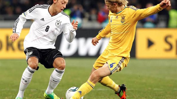 Ukraine: Dem zweiten Gastgeber, lediglich auf Rang 50 der FIFA-Weltrangliste notiert, droht ein ähnliches Schicksal wie den Ausrichtern der letzten EM: das Aus in der Vorrunde. Titelchance: *