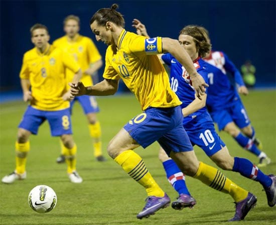 Die Schweden (am Ball Zlatan Ibrahimovic) dürften sich mit der Ukraine einen Kampf um den bedeutungslosen dritten Gruppenplatz liefern. Nach der Vorrunde ist Schluss. Titelchance: *