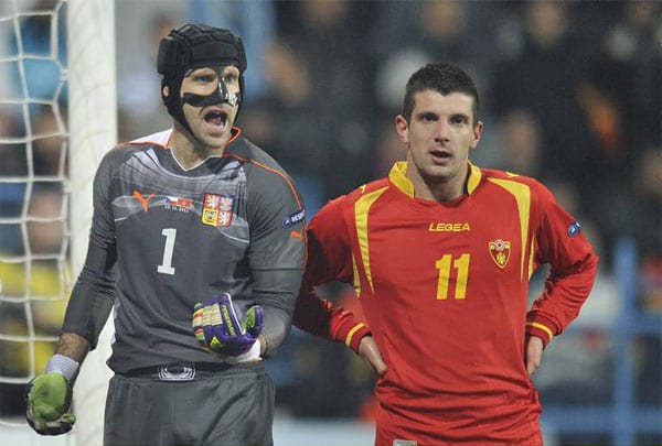 Tschechien: Die Qualifikation erfolgte erst auf den letzten Drücker in der Relegation. Petr Cech (li.) und sein Team sind vom Glanz der jüngeren Vergangenheit weit entfernt. Möglicherweise hilft der "Heimvorteil", das Team trägt alle Vorrundenspiele in Breslau aus, weniger als 100 Kilometer von der tschechischen Grenze entfernt. Titelchance: ** Tschechien: Die Qualifikation erfolgte erst auf den letzten Drücker in der Relegation. Petr Cech (li.) und sein Team sind vom Glanz der jüngeren Vergangenheit weit entfernt. Möglicherweise hilft der "Heimvorteil", das Team trägt alle Vorrundenspiele in Breslau aus, weniger als 100 Kilometer von der tschechischen Grenze entfernt. Titelchance: **