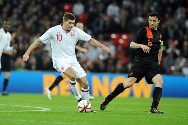 Nach den Querelen im Vorfeld – Trainer Fabio Capello musste im April gehen – bleibt abzuwarten, wie Roy Hodgson England (Nr. 10 Steven Gerrard) hinbekommt. Jetzt fällt auch noch Frank Lampard aus. Fürs Viertelfinale sollte es zwar reichen, danach wird es verdammt schwer. Titelchance: *** Nach den Querelen im Vorfeld – Trainer Fabio Capello musste im April gehen – bleibt abzuwarten, wie Roy Hodgson England (Nr. 10 Steven Gerrard) hinbekommt. Jetzt fällt auch noch Frank Lampard aus. Fürs Viertelfinale sollte es zwar reichen, danach wird es verdammt schwer. Titelchance: ***