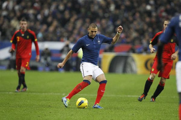 Nach der durchweg peinlichen WM 2010 hat sich Frankreich (im Bild Karim Benzema) gefangen. Und nicht nur das. Die Franzosen sind seit 21 Spielen ungeschlagen. Die Gruppenphase sollte daher kein großes Problem darstellen. Und - das Testspiel gegen Deutschland in Erinnerung - auch größere Taten scheinen gerade bei der Offensive um Benzema und Franck Ribéry möglich. Titelchance: **** Nach der durchweg peinlichen WM 2010 hat sich Frankreich (im Bild Karim Benzema) gefangen. Und nicht nur das. Die Franzosen sind seit 21 Spielen ungeschlagen. Die Gruppenphase sollte daher kein großes Problem darstellen. Und - das Testspiel gegen Deutschland in Erinnerung - auch größere Taten scheinen gerade bei der Offensive um Benzema und Franck Ribéry möglich. Titelchance: ****