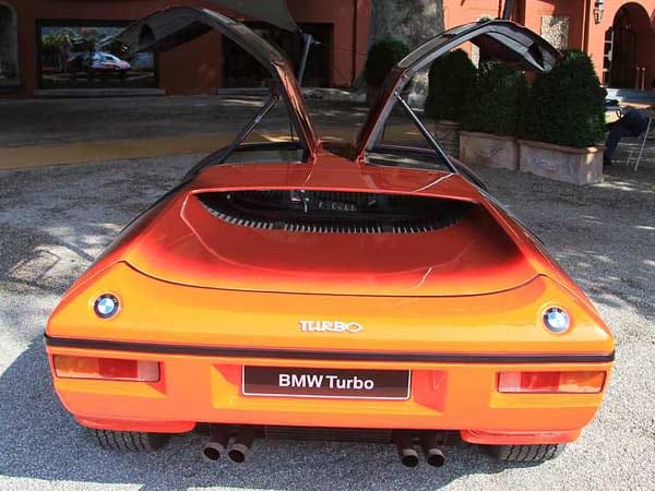 Ein BMW Turbo in Racing-Orange.