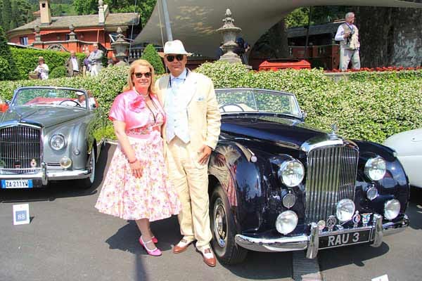 Zwei Bentley Drophead Coupes aus den 50er Jahren mit ihren stolzen Besitzern.