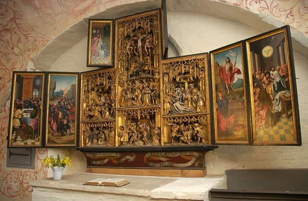Ganzer Stolz der Insulaner: Der Altar in der Kirche von Waase zeigt unter anderem in kunstvollen Schnitzereien das Leben des englischen Bischofs Thomas Beckett.