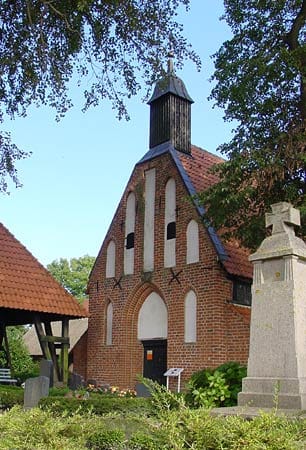 Schmuckstück aus Backstein: Die Kirche in Waase ist eine der Hauptsehenswürdigkeiten auf Ummanz.