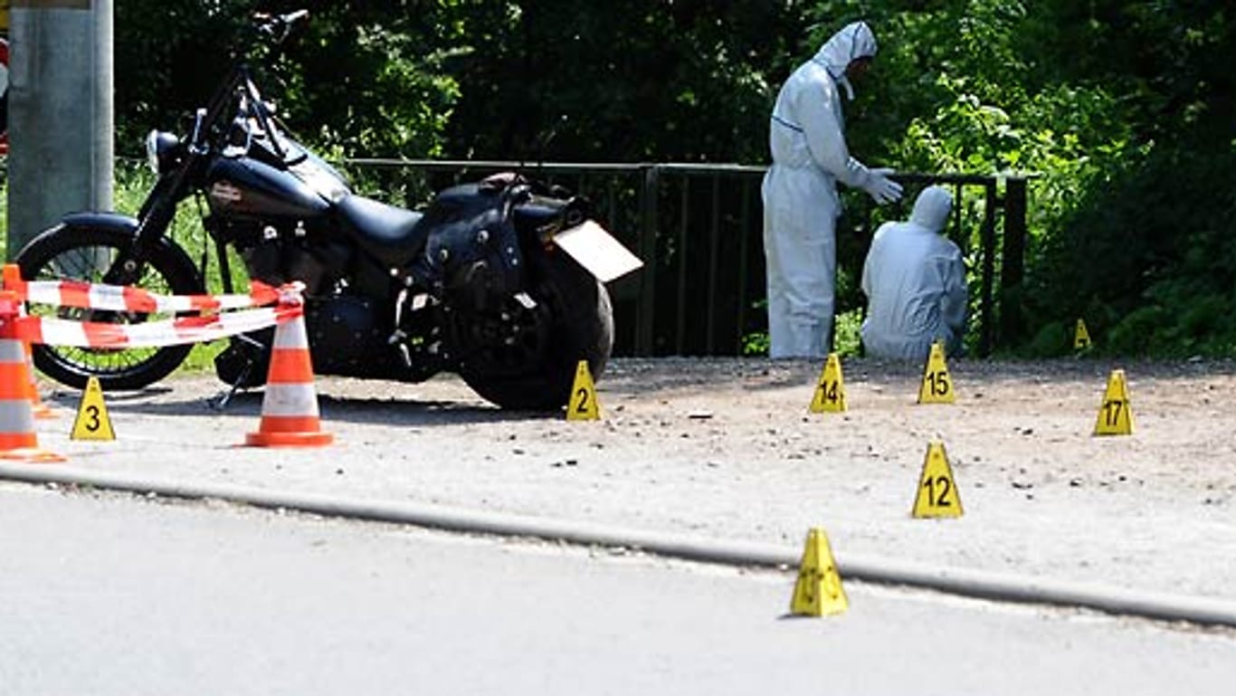 Die Spurensicherung der Polizei am Tatort in Bottrop