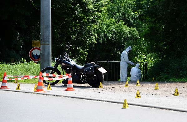 Die Leiche liegt neben dem Motorrad des Mannes. Die Leiche liegt neben dem Motorrad des Mannes.