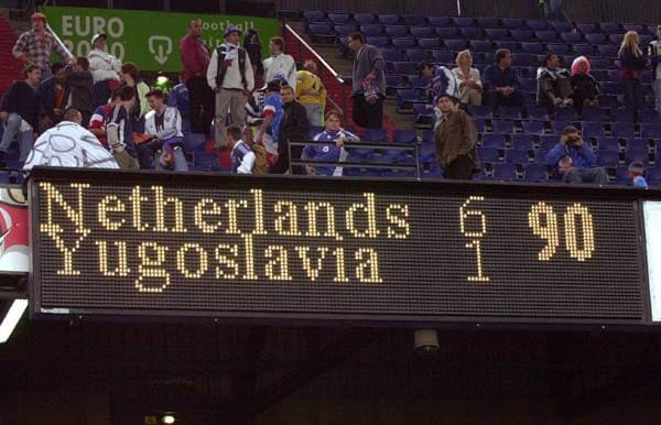 Ob viele oder weniger Spiele, die Fans erwarten Spannung und möglichst viele Tore. Besonders viele Tore durften die jugoslawischen Fans miterleben - auch wenn sich meistens nur die Gegner freuen konnten. Das torreichste Spiel bei einer EM fand 1960 im Halbfinale zwischen Jugoslawien und Frankreich (5:4) statt. Satte neun Tore verzauberten die Zuschauer. Auch beim 6:1 für die Niederlande war wieder einmal Jugoslawien beteiligt wie auch...