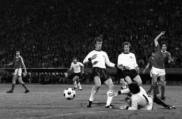 ...bei der 2:4 Niederlage gegen Deutschland im Jahre 1976