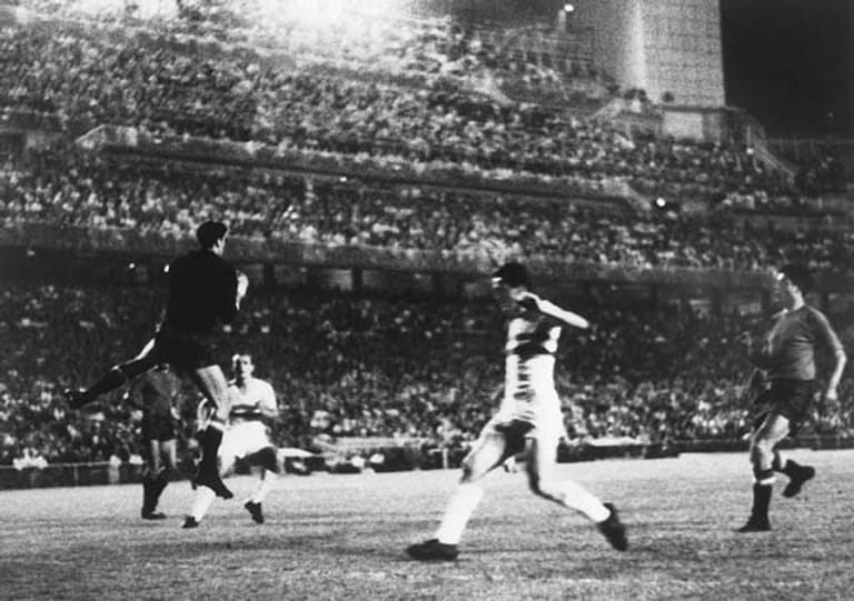 Ein Spiel lebt nun einmal von der Dramatik und Spannung. Und deshalb kommen auch die Fans zu tausenden in die Stadien. Die meisten Zuschauer kamen1964 zum Halbfinale Spanien gegen Ungarn. Dort erlebten unfassbare 125.000 Menschen in Madrid einen Heimsieg.