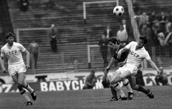 Doch es gibt auch Spiele die wohl niemanden so recht interessieren. Das Halbfinale 1972 zwischen der UdSSR und Ungarn in Brüssel verfolgten gerade einmal 1700 Zuschauer. Die Partie im Constant Vanden Stock glich einem Geisterspiel.