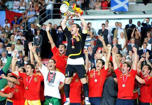 Solche schlechten Kulissen werden bei der kommenden Europameisterschaft nicht erwartet. Die Fans werden singen, jubeln und heulen. Doch welche Nation darf dann feiern, der Favorit Spanien etwa? Wenn es nach der Statistik geht nicht, denn der amtierende Europameister konnte den Titel noch nie verteidigen.