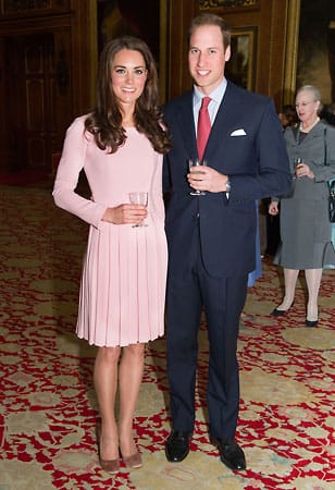 Zum ersten Mal trug Herzogin Catherine das rosafarbene Designer-Kleid von Emilia Wickstead am 18. Mai zu einem Lunch in Windsor Castle. Zum ersten Mal trug Herzogin Catherine das rosafarbene Designer-Kleid von Emilia Wickstead am 18. Mai zu einem Lunch in Windsor Castle.