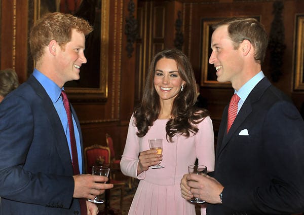 Anlässlich des 60. Thronjubiläums von Queen Elizabeth II. waren nicht nur Kate, ihr Gatte Prinz William (re.) und sein Bruder Harry zu Gast, sondern auch gekrönte Häupter aus aller Welt. Anlässlich des 60. Thronjubiläums von Queen Elizabeth II. waren nicht nur Kate, ihr Gatte Prinz William (re.) und sein Bruder Harry zu Gast, sondern auch gekrönte Häupter aus aller Welt.