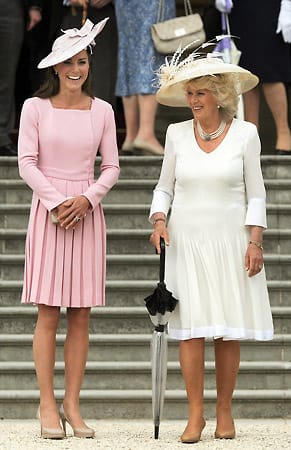 Die Briten jedenfalls waren erstaunt, dass Kate, die sonst für ihre Sparsamkeit bekannt ist, ein so teures Kleid gewählt hatte. Doch die 30-Jährige besänftigte das Volk, indem sie dasselbe Kleid nur elf Tage später erneut trug - diesmal auf einer Gartenparty im Buckingham Palast. Die Briten jedenfalls waren erstaunt, dass Kate, die sonst für ihre Sparsamkeit bekannt ist, ein so teures Kleid gewählt hatte. Doch die 30-Jährige besänftigte das Volk, indem sie dasselbe Kleid nur elf Tage später erneut trug - diesmal auf einer Gartenparty im Buckingham Palast.