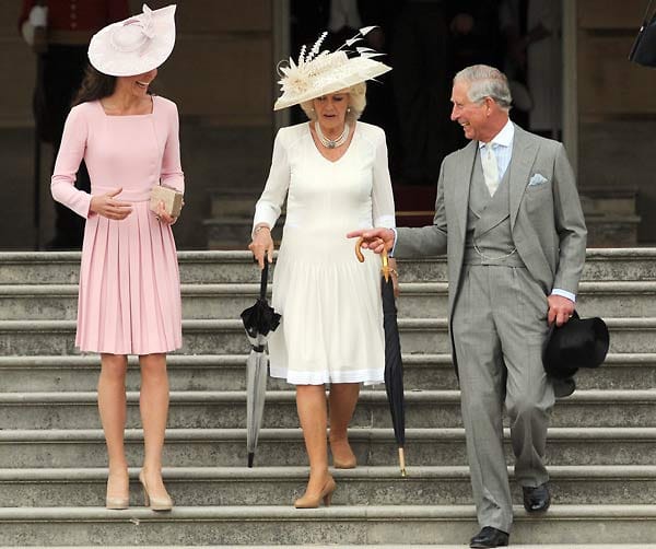 Zu diesem Anlass erschien Kate ohne Ehemann William, dafür aber mit ihren Schwiegereltern Camilla und Charles. Zu diesem Anlass erschien Kate ohne Ehemann William, dafür aber mit ihren Schwiegereltern Camilla und Charles.
