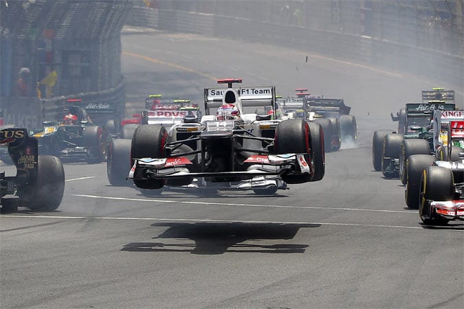 Die Formel 1 hebt ab: Der Japaner Kamui Kobayashi fliegt mit seinem Sauber über den Stadtkurs von Monaco.