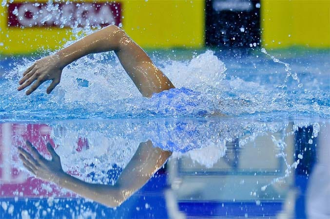 Spieglein, Spieglein...Die ukrainische Schwimmerin Valeriya Podlesna scheint zwei rechte Arme zu haben.