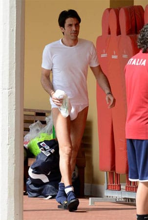 Sexy Buffon in Weiß mit blauen Socken und Badeschlappen: Der italienische Nationaltorwart verlässtt nur mit Unterwäsche den Trainingsplatz der Squadra Azzurra.