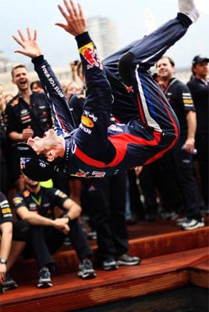 Backflip-Webber: Der australische Formel-1-Pilot Mark Webber könnte auch bei einer anderen Sportart glänzen. Seinen Sieg in Monaco feierte mit einem Rückwärtssalto in den Pool.
