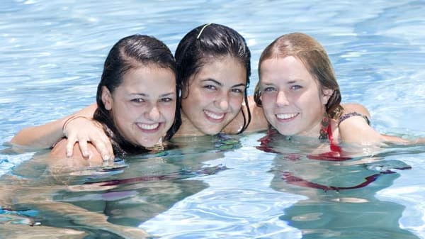 Schwimmbad-Mythen auf dem Prüfstand. Schwimmbad-Mythen auf dem Prüfstand.