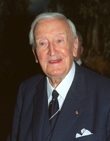 Hermann Josef Abs war der erste Mann an der Spitze der Deutschen Bank nach dem Krieg. 1957 wurde das zerschlagende Geldinstitut in Frankfurt wieder zusammengeführt. Abs blieb bis 1967 an der Spitze der Bank.