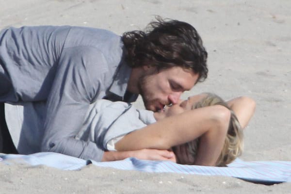 Sharon Stone und Martin Mica in heißer Umarmung am Strand von Venice.