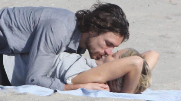 Sharon Stone und Martin Mica in heißer Umarmung am Strand von Venice.