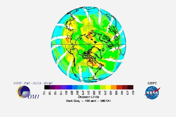 Ozonschicht über der Nordhalbkugel (Ende Mai 2012): Das Ozon wird bei Temperaturen unterhalb von minus 78 Grad an sogenannten polaren Stratosphärenwolken zersetzt. Die bestehen aus gefrorener Salpetersäure, Schwefelsäure und Wasser - und bieten den Ozonkillern bei Kälte den nötigen Nährboden. In diesem Winter wurde es über der Arktis nur selten so kalt.