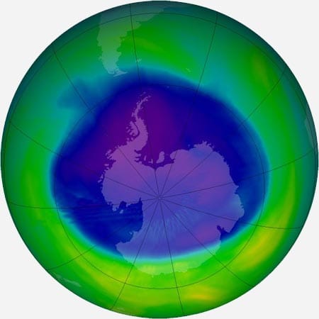 Ozonloch über den Antarktis (im Juli 2005): Damals war ein Ozonloch, verursacht von längst verbotenen Chemikalien wie den Fluorchlorkohlenwasserstoffen (FCKW), nur von der Gegend um den Südpol bekannt.