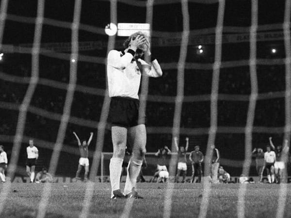 Im Endspiel der Europameisterschaft 1976 schießt Uli Hoeneß den entscheidenden Elfmeter gegen das Team der CSSR in den Belgrader Nachthimmel. Der amtierende Welt- und Europameisterschaft kann seinen EM-Titel nicht erfolgreich verteidigen und der Außenseiter Tschechoslowakei gewinnt am Ende mit 5:3 nach Elfmeterschießen.