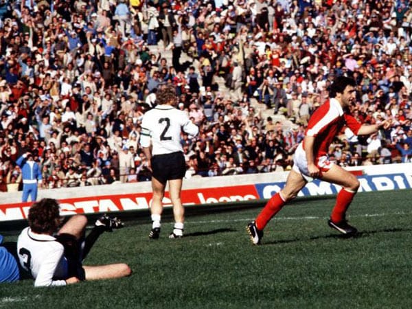 Eine weitere bittere Stunde erlebt die Nationalmannschaft 1978 bei der Weltmeisterschaft in Argentinien. Durch die 2:3-Niederlage und die "Schmach von Cordoba" gegen den Nachbarn Österreich muss das Team um Berti Vogts (mi.) nach Hause fahren. Hans Krankl (r.) schießt in diesem Spiel zwei Tore.
