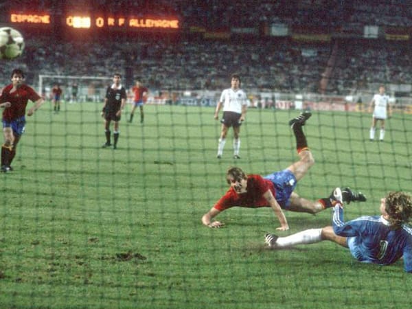 Bei der Europameisterschaft 1984 in Frankreich scheidet zum ersten Mal eine deutsche Nationalmannschaft bereits in der Vorrunde bei einer WM oder EM aus. Im letzten Vorrundenspiel verliert das Team um Torwart Toni Schumacher in der Nachspielzeit durch einen Treffer von Maceda (mi.) gegen Spanien mit 0:1.