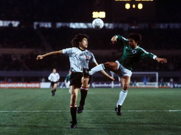 1986 blamiert sich Deutschland erneut gegen Österreich. Zwar ist es nur ein Freundschaftsspiel, aber das 1:4 gegen die "Ösis" ist nicht zu akzeptieren. Toni Polster (l.) trifft gleich doppelt für die Alpenrepublik.