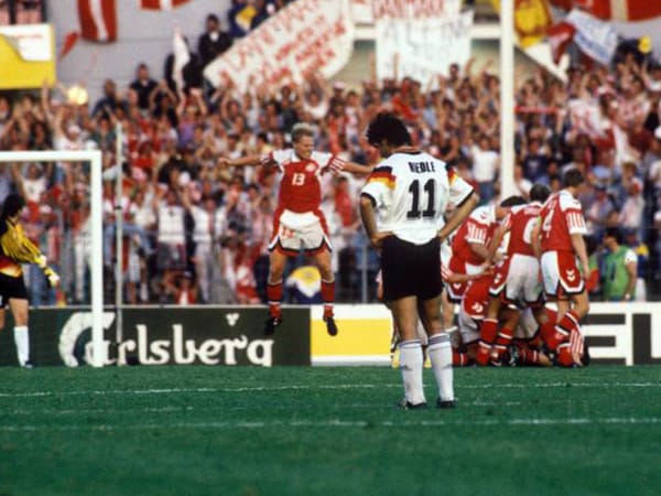 Karl-Heinz Riedle lässt den Kopf hängen. Er kann nicht glauben, was sich im Finale der EM 1992 abspielt.