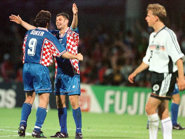Auch vier Jahre später bei der WM 1998 in Frankreich blamiert sich Deutschland und scheidet erneut im Viertelfinale aus. Zwei Jahre nach dem Gewinn der Europameisterschaft in England, verliert das Team von Bundestrainer Berti Vogts gegen Kroatien.