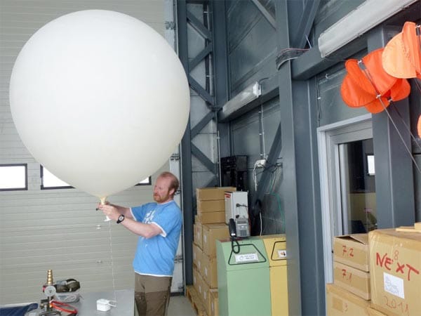 Rudolf Denkmann mit Wetterballon: Pünktlich jeden Tag um eins starten die Forscher der deutsch-französischen Forschungsstation Awipev in Ny Ålesund auf Spitzbergen ihren Ballon zur Wetterbeobachtung.