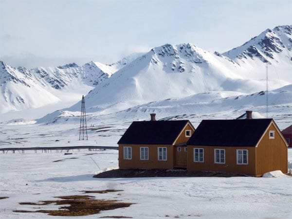 Ny Ålesund: Der einstige Bergbauort ist eine der nördlichsten Siedlungen der Welt. Seit 1968 arbeiten Forscher hier. So entstehen auch wichtige Messreihen zur Beobachtung des globalen Klimas.