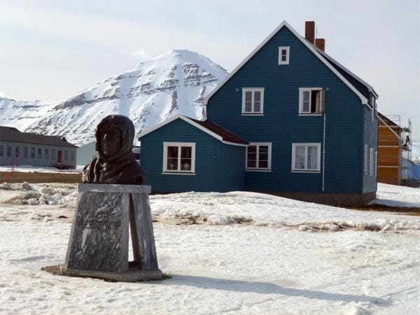 Koldewey-Station des Alfred-Wegener-Instituts: Das blaue Haus mit der Amundsen-Büste davor ist seit 2003 Teil der deutsch-französischen Polarbasis Awipev.